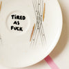 Vintage Wandteller "TIRED AS FUCK" – handbemalte Statement-Wanddeko aus Porzellan