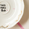 Vintage Wandteller "TIRED PEOPLE CLUB" – handbemalte Statement-Wanddeko aus Porzellan