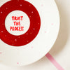 Vintage Wandteller "TRUST THE PROCESS" – handbemalte Statement-Wanddeko aus Porzellan