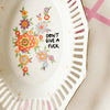 Vintage Wandteller "DON´T GIVE A FUCK" – handbemalte Statement-Wanddeko aus Porzellan