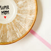 Vintage Wandteller "SUPER MOM" – handbemalte Statement-Wanddeko aus Porzellan