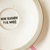 Vintage Wandteller "KEIN KUCHEN FÜR NAZIS" – handbemalte Statement-Wanddeko aus Porzellan