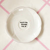 Vintage Wandteller "ALLES EIN BISSCHEN FEEL" – handbemalte Statement-Wanddeko aus Porzellan