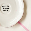 Vintage Wandteller "ALLES EIN BISSCHEN FEEL" – handbemalte Statement-Wanddeko aus Porzellan