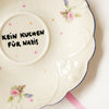 Vintage Wandteller "KEIN KUCHEN FÜR NAZIS"– handbemalte Statement-Wanddeko aus Porzellan
