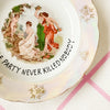 Vintage Wandteller "A LITTLEPARTY NEVER KILLED NOBODY"– handbemalte Statement-Wanddeko aus Porzellan