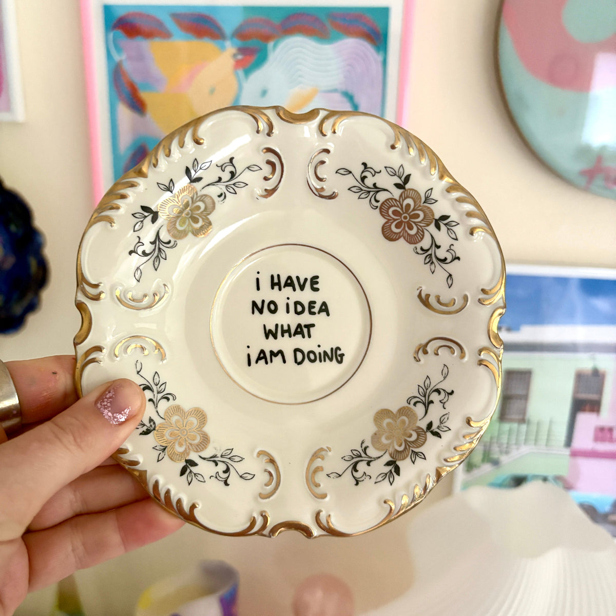 Vintage Wandteller "I HAVE NO IDEA WHAT I AM DOING"– handbemalte Statement-Wanddeko aus Porzellan