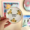 Vintage Wandteller "IT´S NOT ME.IT´S YOU"– handbemalte Statement-Wanddeko aus Porzellan