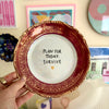 Vintage Wandteller "PLANS FOR TODAY: SURVIVE"– handbemalte Statement-Wanddeko aus Porzellan