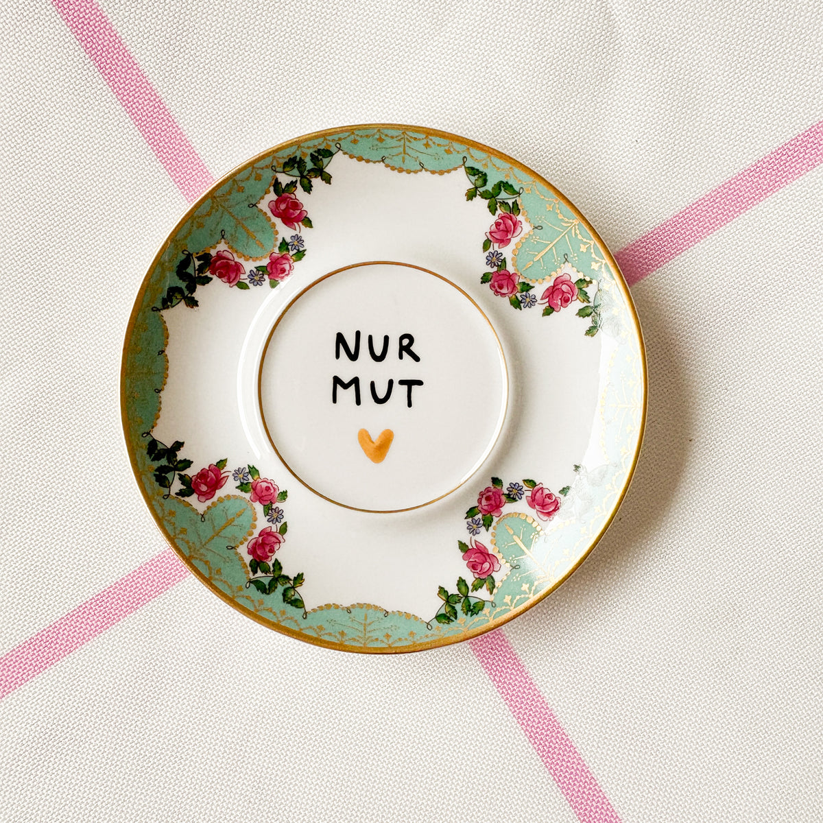Vintage Wandteller "NUR MUT" – handbemalte Statement-Wanddeko aus Porzellan