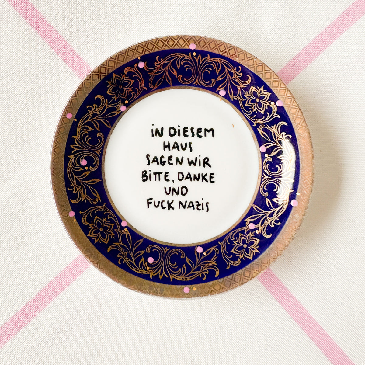 Vintage Wandteller "IN DIESEM HAUS SAGEN WIR BITTE,DANKE UND FUCK NAZIS" – handbemalte Statement-Wanddeko aus Porzellan