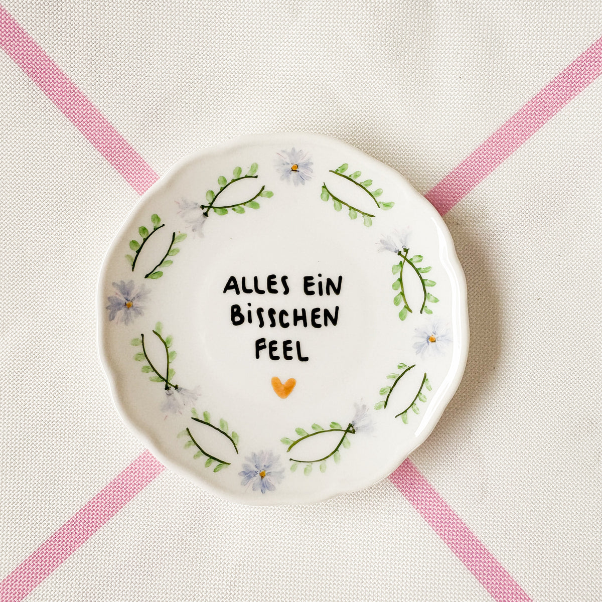 Vintage Wandteller "ALLES EIN BISSCHEN FEEL" – handbemalte Statement-Wanddeko aus Porzellan