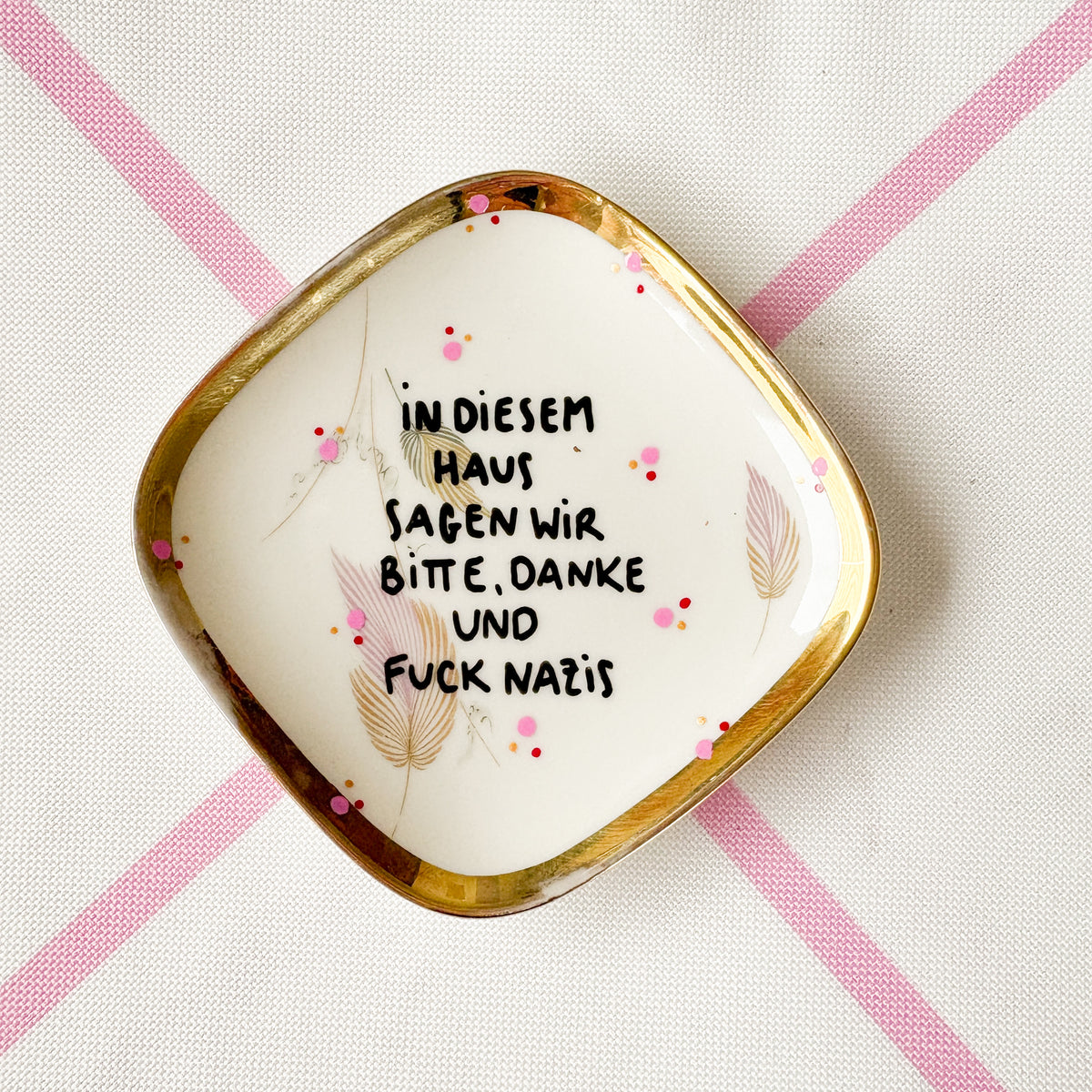 Vintage Wandteller "IN DIESEM HAUS SAGEN WIR BITTE,DANKE UND FUCK NAZIS" – handbemalte Statement-Wanddeko aus Porzellan