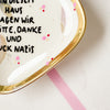 Vintage Wandteller "IN DIESEM HAUS SAGEN WIR BITTE,DANKE UND FUCK NAZIS" – handbemalte Statement-Wanddeko aus Porzellan
