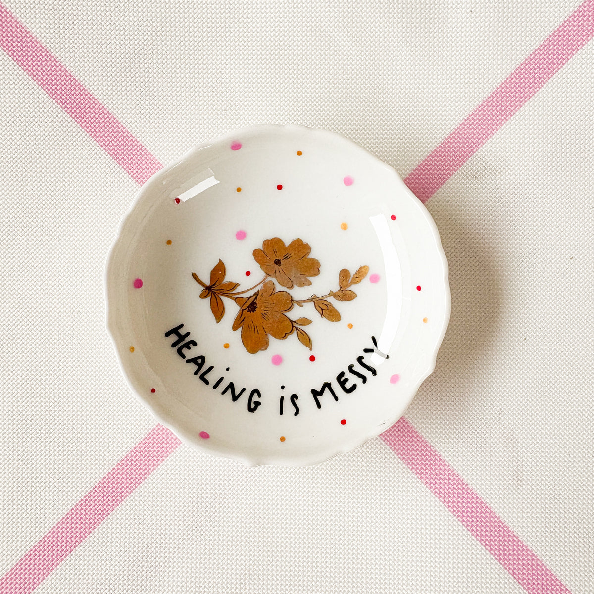 Vintage Wandteller "HEALING IS MESSY" – handbemalte Statement-Wanddeko aus Porzellan