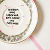 Vintage Wandteller "IN DIESEM HAUS SAGEN WIR BITTE,DANKE UND FUCK NAZIS" – handbemalte Statement-Wanddeko aus Porzellan