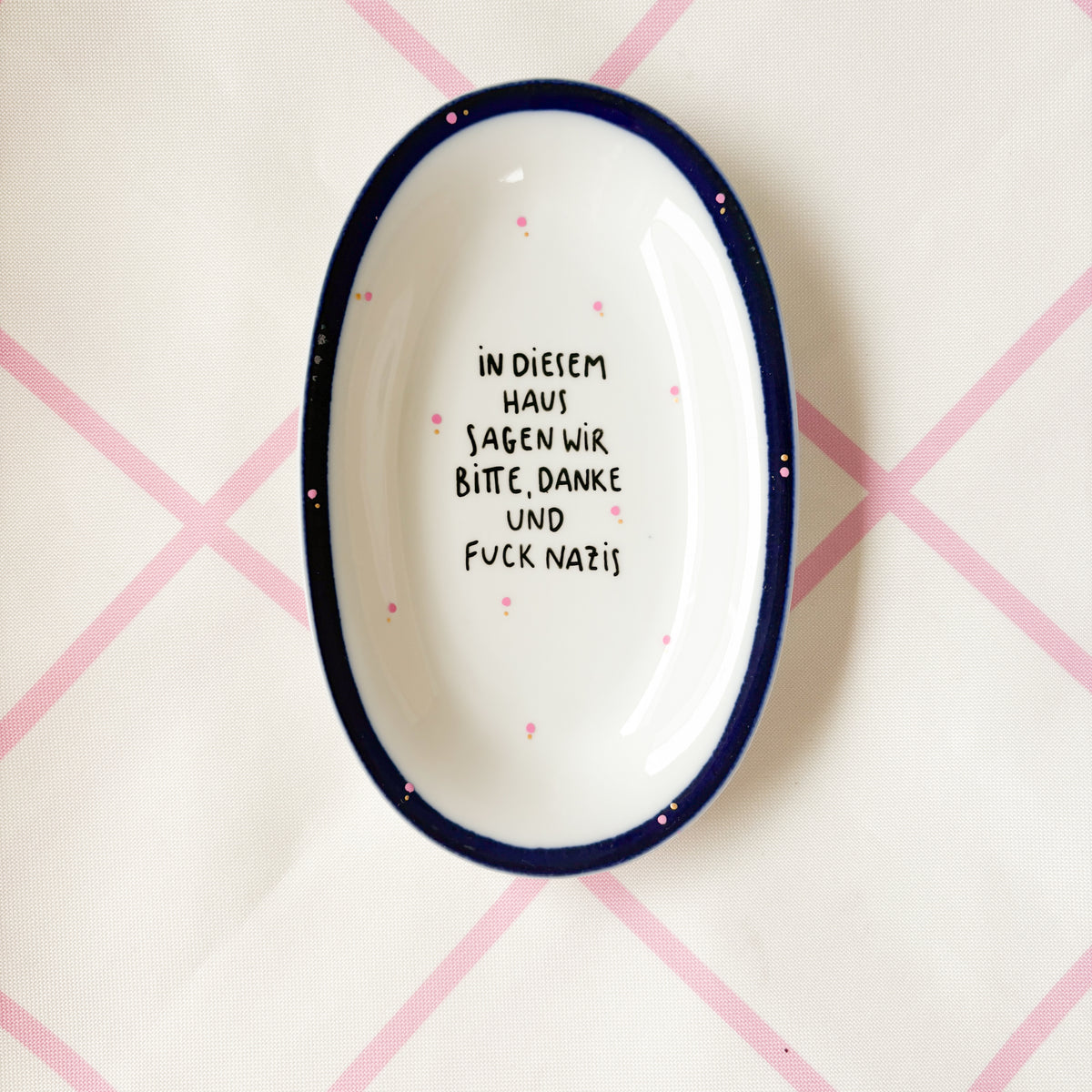 Vintage Wandteller "IN DIESEM HAUS SAGEN WIR BITTE,DANKE UND FUCK NAZIS" – handbemalte Statement-Wanddeko aus Porzellan