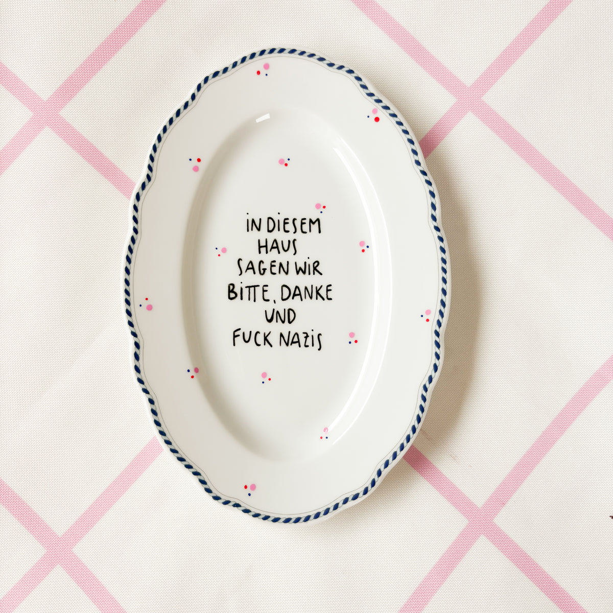 Vintage Wandteller "IN DIESEM HAUS SAGEN WIR BITTE,DANKE UND FUCK NAZIS" – handbemalte Statement-Wanddeko aus Porzellan