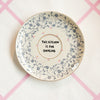 Vintage Wandteller "THIS KITCHEN IS FOR DANCING" – handbemalte Statement-Wanddeko aus Porzellan