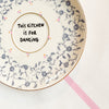 Vintage Wandteller "THIS KITCHEN IS FOR DANCING" – handbemalte Statement-Wanddeko aus Porzellan