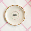 Vintage Wandteller "CREATE YOURSELF" – handbemalte Statement-Wanddeko aus Porzellan