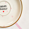 Vintage Wandteller "CREATE YOURSELF" – handbemalte Statement-Wanddeko aus Porzellan