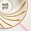 Vintage Wandteller "RUHE JETZT" – handbemalte Statement-Wanddeko aus Porzellan