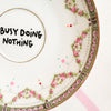 Vintage Wandteller "BUSY DOING NOTHING" – handbemalte Statement-Wanddeko aus Porzellan