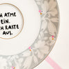 Vintage Wandteller "ICH ATME EIN.ICH RASTE AUS." – handbemalte Statement-Wanddeko aus Porzellan