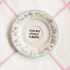 Vintage Wandteller "I CAN BUY MYSELF FLOWERS" – handbemalte Statement-Wanddeko aus Porzellan