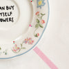 Vintage Wandteller "I CAN BUY MYSELF FLOWERS" – handbemalte Statement-Wanddeko aus Porzellan
