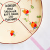Vintage Wandteller "IN DIESEM HAUS SAGEN WIR BITTE,DANKE UND FUCK NAZIS" – handbemalte Statement-Wanddeko aus Porzellan