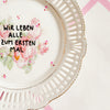 Vintage Wandteller "WIR LEBEN ALLE ZUM ERSTEN MAL" – handbemalte Statement-Wanddeko aus Porzellan