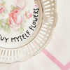 Vintage Wandteller "I CAN BUY MYSELF FLOWERS" – handbemalte Statement-Wanddeko aus Porzellan