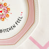 Vintage Wandteller "ALLES EIN BISSCHEN FEEL" – handbemalte Statement-Wanddeko aus Porzellan