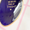 Vintage Wandteller "WE ARE ALL MADE OF STARDUST." – handbemalte Statement-Wanddeko aus Porzellan