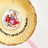 Vintage Wandteller "A LITTLE PARTY NEVER KILLED NOBODY" – handbemalte Statement-Wanddeko aus Porzellan