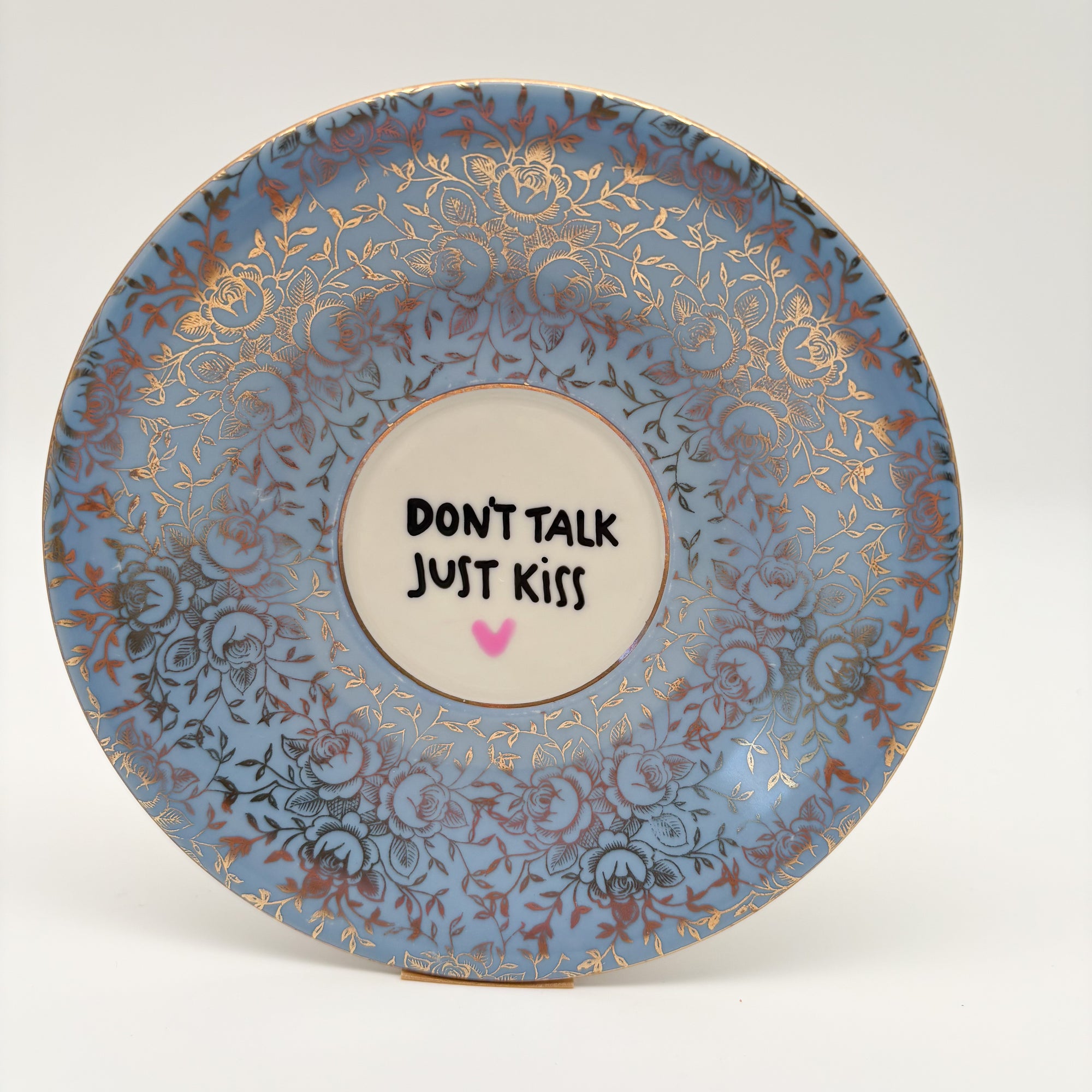 Wandteller small DON´T TALK JUST KISS "bluey"