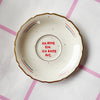 Vintage Wandteller „ICH ATME EIN, ICH RASTE AUS“ – handbemalte Statement-Wanddeko aus Porzellan