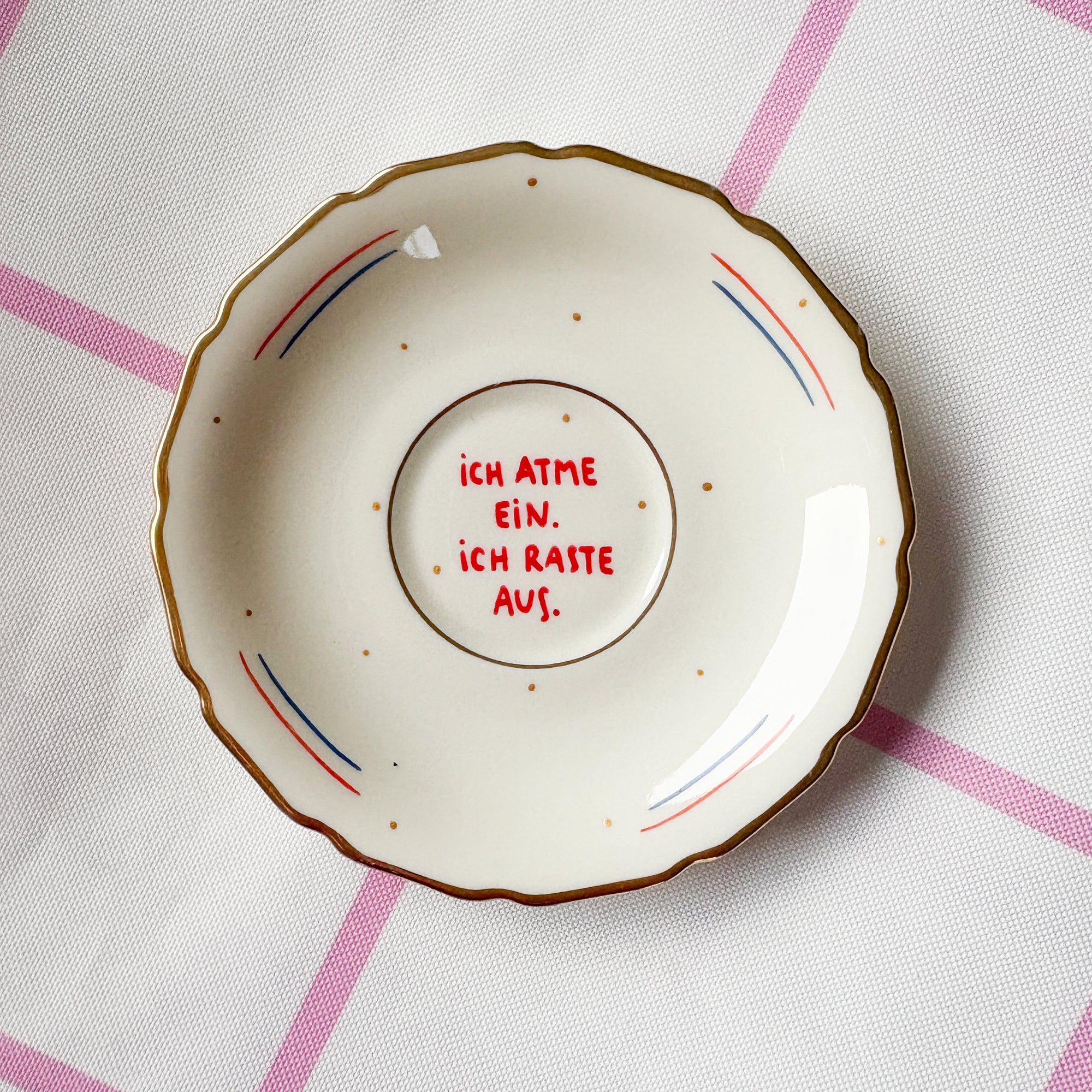 Vintage Wandteller „ICH ATME EIN, ICH RASTE AUS“ – handbemalte Statement-Wanddeko aus Porzellan