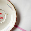 Vintage Wandteller „ICH ATME EIN, ICH RASTE AUS“ – handbemalte Statement-Wanddeko aus Porzellan
