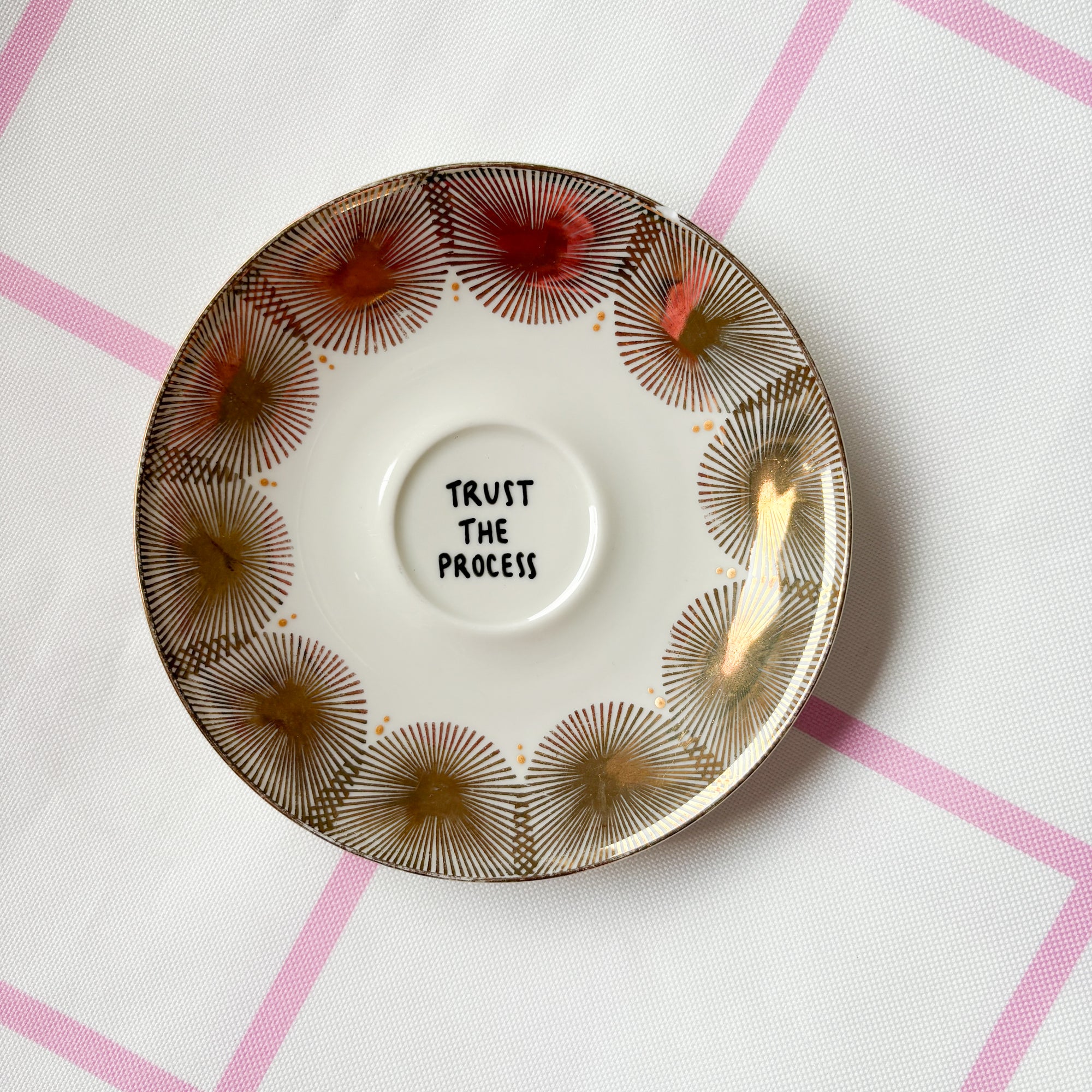 Vintage Wandteller „TRUST THE PROCESS“ – handbemalte Statement-Wanddeko aus Porzellan