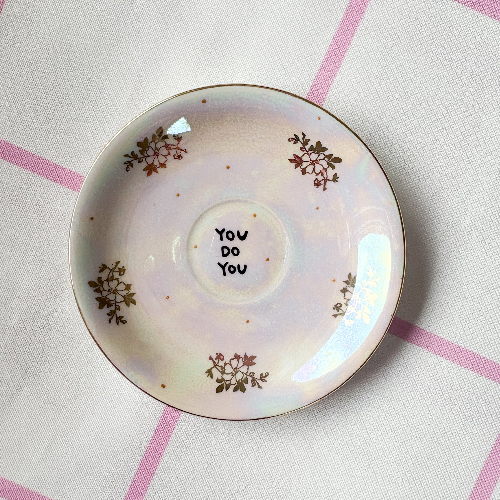 Vintage Wandteller „YOU DO YOU“ – handbemalte Statement-Wanddeko aus Porzellan