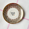 Vintage Wandteller „ALLES EIN BISSCHEN FEEL“ – handbemalte Statement-Wanddeko aus Porzellan