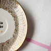 Vintage Wandteller „ALLES EIN BISSCHEN FEEL“ – handbemalte Statement-Wanddeko aus Porzellan