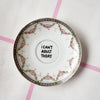 Vintage Wandteller „I CAN’T ADULT TODAY“ – handbemalte Statement-Wanddeko aus Porzellan
