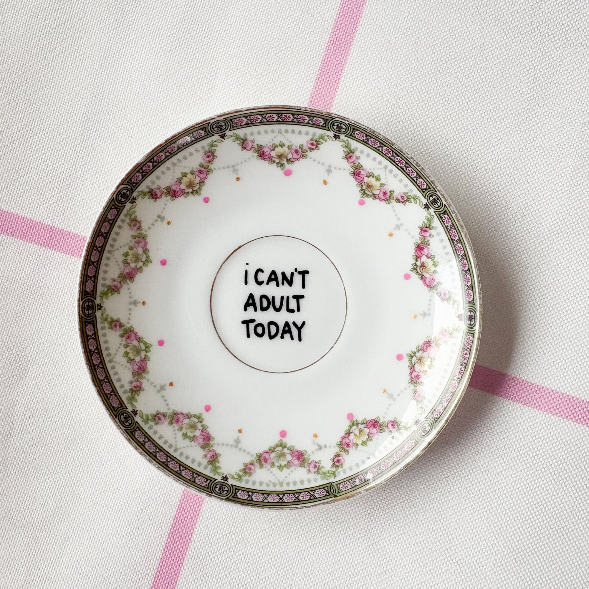 Vintage Wandteller „I CAN’T ADULT TODAY“ – handbemalte Statement-Wanddeko aus Porzellan