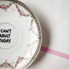 Vintage Wandteller „I CAN’T ADULT TODAY“ – handbemalte Statement-Wanddeko aus Porzellan