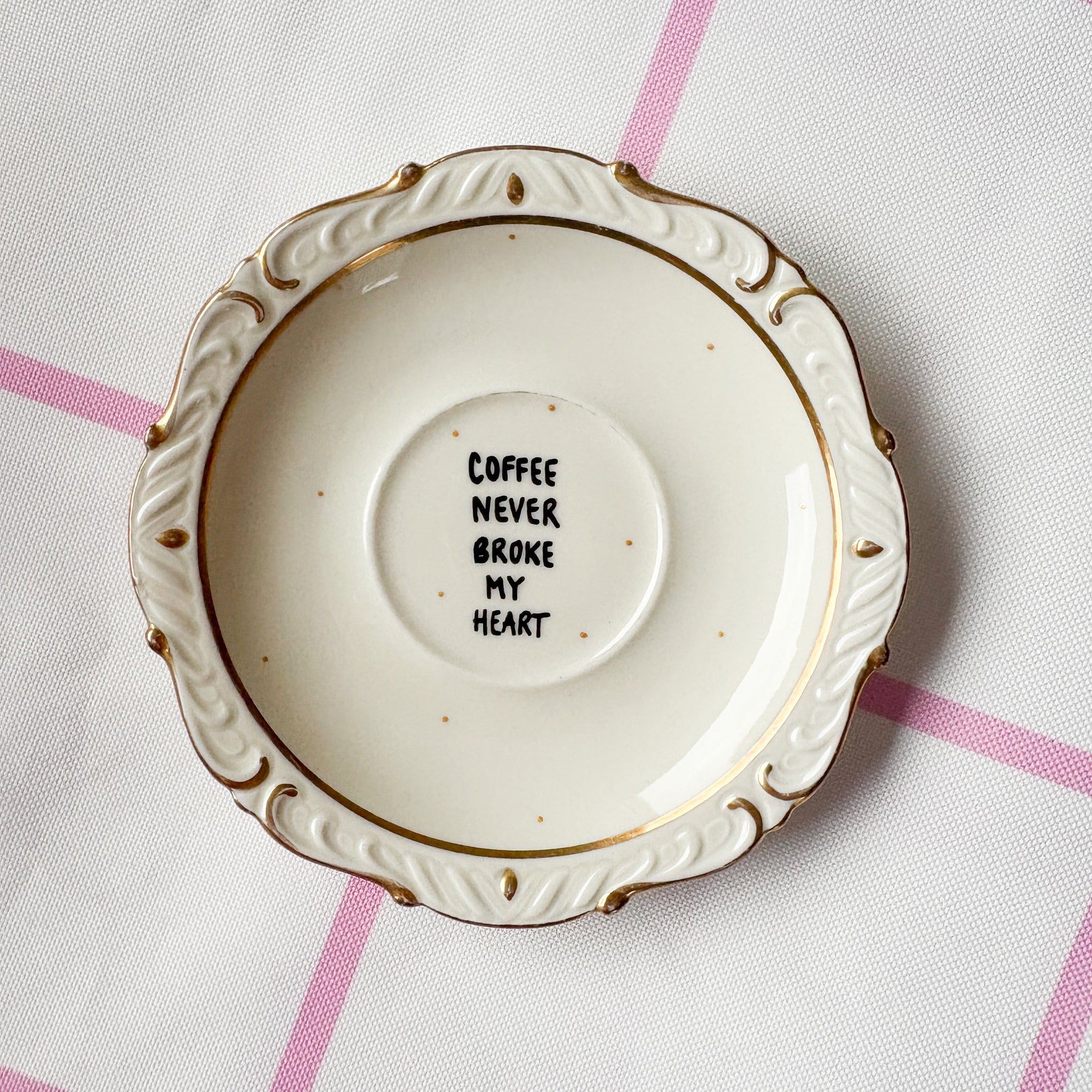 Vintage Wandteller „COFFEE NEVER BROKE MY HEART“ – handbemalte Statement-Wanddeko aus Porzellan