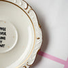 Vintage Wandteller „COFFEE NEVER BROKE MY HEART“ – handbemalte Statement-Wanddeko aus Porzellan